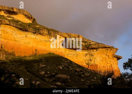 Der Pilzfelsen, eines der Wahrzeichen des Golden Gate Highlands National Park, Südafrika, leuchtet im Licht der untergehenden Sonne Gold. Stockfoto