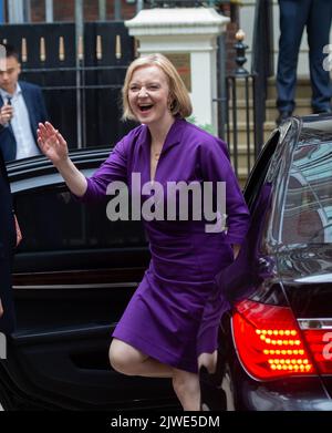 London, England, Großbritannien. 5. September 2022. LIZ TRUSS wird als Ankunft im Hauptquartier der konservativen Partei gesehen, nachdem er als neuer Führer und Premierminister des Vereinigten Königreichs benannt wurde. (Bild: © Tayfun Salci/ZUMA Press Wire) Stockfoto
