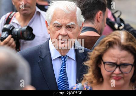 London, Großbritannien. 05. August 2022. Norman Lamont, Lord Lamont von Lerwick, Conservative Peer. Konservative Parteipolitiker kommen im Queen Elizabeth II Conference Center in Westminster an, um bekannt zu geben, wer ab morgen der nächste Parteivorsitzende und damit der neue britische Premierminister sein wird.Quelle: Imageplotter/Alamy Live News Stockfoto