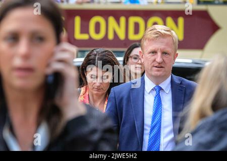 London, Großbritannien. 05. August 2022. Oliver Dowden, Abgeordneter von Hertsmere, geht zum Zentrum hinauf. Konservative Parteipolitiker kommen im Queen Elizabeth II Conference Center in Westminster an, um bekannt zu geben, wer ab morgen der nächste Parteivorsitzende und damit der neue britische Premierminister sein wird.Quelle: Imageplotter/Alamy Live News Stockfoto