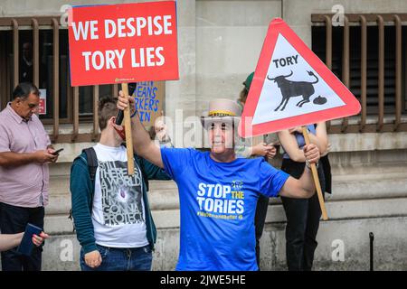 London, Großbritannien. 05. August 2022. Protestler Steve Bray. Konservative Parteipolitiker kommen im Queen Elizabeth II Conference Center in Westminster an, um bekannt zu geben, wer ab morgen der nächste Parteivorsitzende und damit der neue britische Premierminister sein wird.Quelle: Imageplotter/Alamy Live News Stockfoto