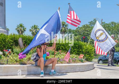 NEW ORLEANS, LA, USA-7. MAI 2017: Demonstratorin mit texanischer Flagge protestiert gegen die Entfernung von konföderierten Statuen an der Beauregard-Statue in der Nähe des Stadtparks Stockfoto