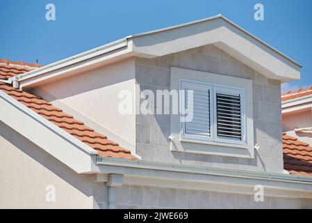 Fenster mit weißen Fensterläden im modernen Haus Stockfoto