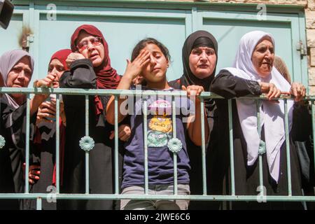 Jenin, Palästina. 05. September 2022. Verwandte trauern während der Beerdigung eines palästinensischen 19-jährigen Taher Muhammad Zakarneh, der bei Zusammenstößen mit israelischen Soldaten während seiner Beerdigung in der Stadt Qabatiya in der Nähe von Jenin im nördlichen besetzten Westjordanland getötet wurde. Kredit: SOPA Images Limited/Alamy Live Nachrichten Stockfoto