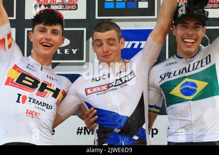 4. 2022. September: Commezzadura , Trentino, Italien: UCI 2022 Mountain Bike World Cup in Commezzadura. Finale Cross Country Olympic Rennen und Podium, David Campos Motos (ESP), Martin VIDAURRE KOSSMANN (CHI) und Gustavo Xavier De Oliviera (BRA); Stockfoto