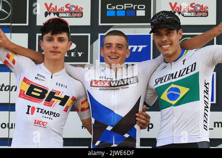 4. 2022. September: Commezzadura , Trentino, Italien: UCI 2022 Mountain Bike World Cup in Commezzadura. Finale Cross Country Olympic Rennen und Podium, David Campos Motos (ESP), Martin VIDAURRE KOSSMANN (CHI) und Gustavo Xavier De Oliviera (BRA); Stockfoto