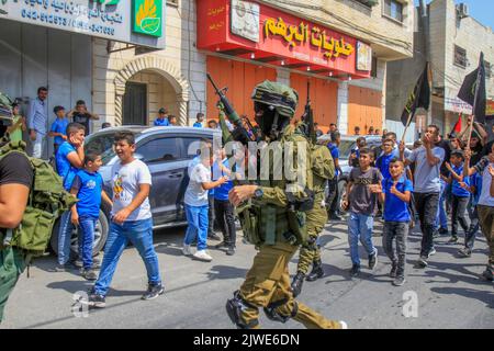 Jenin, Palästina. 05. September 2022. Bewaffnete nehmen an der Beerdigung des 19-jährigen Palästinensers Taher Muhammad Zakarneh Teil, der während seiner Beerdigung in der Stadt Qabatiya in der Nähe von Jenin im nördlichen besetzten Westjordanland bei Zusammenstößen mit israelischen Soldaten getötet wurde. Kredit: SOPA Images Limited/Alamy Live Nachrichten Stockfoto