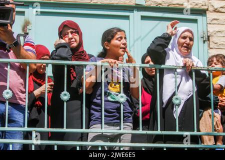 Jenin, Palästina. 05. September 2022. Verwandte trauern während der Beerdigung eines palästinensischen 19-jährigen Taher Muhammad Zakarneh, der bei Zusammenstößen mit israelischen Soldaten während seiner Beerdigung in der Stadt Qabatiya in der Nähe von Jenin im nördlichen besetzten Westjordanland getötet wurde. Kredit: SOPA Images Limited/Alamy Live Nachrichten Stockfoto