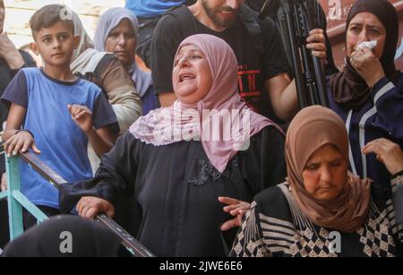 Jenin, Palästina. 05. September 2022. Verwandte trauern während der Beerdigung eines palästinensischen 19-jährigen Taher Muhammad Zakarneh, der bei Zusammenstößen mit israelischen Soldaten während seiner Beerdigung in der Stadt Qabatiya in der Nähe von Jenin im nördlichen besetzten Westjordanland getötet wurde. Kredit: SOPA Images Limited/Alamy Live Nachrichten Stockfoto