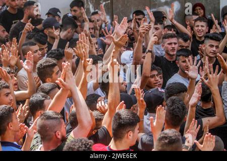 Jenin, Palästina. 05. September 2022. Trauernde singen Slogans während der Beerdigung eines 19-jährigen Palästinensers Taher Muhammad Zakarneh, der bei Zusammenstößen mit israelischen Soldaten während seiner Beerdigung in der Stadt Qabatiya in der Nähe von Jenin im nördlichen besetzten Westjordanland getötet wurde. Kredit: SOPA Images Limited/Alamy Live Nachrichten Stockfoto