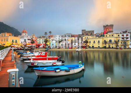 Forio, Ischia, Italien auf dem Wasser in der Abenddämmerung. Stockfoto