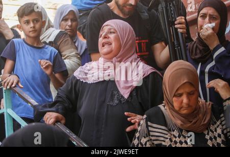 Jenin, Palästina. 05. September 2022. Verwandte trauern während der Beerdigung eines palästinensischen 19-jährigen Taher Muhammad Zakarneh, der bei Zusammenstößen mit israelischen Soldaten während seiner Beerdigung in der Stadt Qabatiya in der Nähe von Jenin im nördlichen besetzten Westjordanland getötet wurde. (Foto von Nasser Ishtayeh/SOPA Images/Sipa USA) Quelle: SIPA USA/Alamy Live News Stockfoto