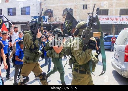 Jenin, Palästina. 05. September 2022. Bewaffnete nehmen an der Beerdigung des 19-jährigen Palästinensers Taher Muhammad Zakarneh Teil, der während seiner Beerdigung in der Stadt Qabatiya in der Nähe von Jenin im nördlichen besetzten Westjordanland bei Zusammenstößen mit israelischen Soldaten getötet wurde. (Foto von Nasser Ishtayeh/SOPA Images/Sipa USA) Quelle: SIPA USA/Alamy Live News Stockfoto