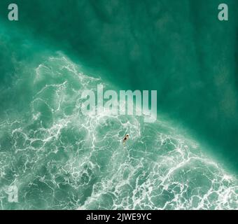 Luftdrohnenaufnahme des Menschen auf einem Surfbrett in der Ozeanbrandung, Nias Island, Nord-Sumatra, Indonesien Stockfoto