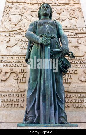 Statue von Themis von Leopoldo de Almeida und Art déco-Flachrelief von Euclides Vaz im Palacio da Justica in Porto Portugal ein Gebäude aus der faschistischen Ära von 1961 Stockfoto