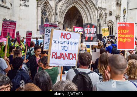 London, Großbritannien. 05. September 2022. Ein Protestler hält während der Demonstration ein Plakat mit der Aufschrift „Keine Deportationen nach Ruanda“. Protestierende für Flüchtlinge versammelten sich vor den königlichen Gerichtshöfen, als eine Klage vor dem Obersten Gerichtshof gegen die Entsendung von Flüchtlingen nach Ruanda erhoben wurde. Protestierende für Flüchtlinge versammelten sich vor den königlichen Gerichtshöfen, als eine Klage vor dem Obersten Gerichtshof gegen die Entsendung von Flüchtlingen nach Ruanda erhoben wurde. Kredit: SOPA Images Limited/Alamy Live Nachrichten Stockfoto