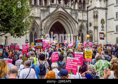 London, Großbritannien. 05. September 2022. Demonstranten halten während der Demonstration Plakate für Flüchtlinge. Protestierende für Flüchtlinge versammelten sich vor den königlichen Gerichtshöfen, als eine Klage vor dem Obersten Gerichtshof gegen die Entsendung von Flüchtlingen nach Ruanda erhoben wurde. Protestierende für Flüchtlinge versammelten sich vor den königlichen Gerichtshöfen, als eine Klage vor dem Obersten Gerichtshof gegen die Entsendung von Flüchtlingen nach Ruanda erhoben wurde. Kredit: SOPA Images Limited/Alamy Live Nachrichten Stockfoto