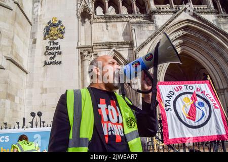 London, Großbritannien. 05. September 2022. Während der Demonstration singt ein Protestler Parolen durch ein Megaphon. Protestierende für Flüchtlinge versammelten sich vor den königlichen Gerichtshöfen, als eine Klage vor dem Obersten Gerichtshof gegen die Entsendung von Flüchtlingen nach Ruanda erhoben wurde. Protestierende für Flüchtlinge versammelten sich vor den königlichen Gerichtshöfen, als eine Klage vor dem Obersten Gerichtshof gegen die Entsendung von Flüchtlingen nach Ruanda erhoben wurde. Kredit: SOPA Images Limited/Alamy Live Nachrichten Stockfoto