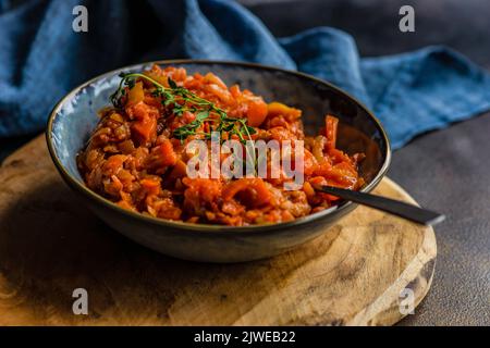 Nahaufnahme einer Schüssel mit traditionellem ungarischen letcho-Gemüseeintopf Stockfoto