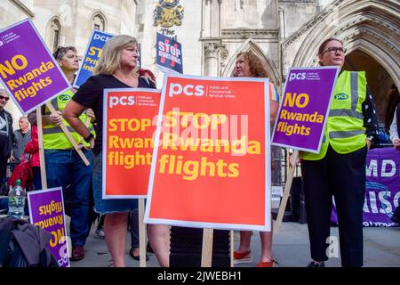 London, Großbritannien. 05. September 2022. Demonstranten halten während der Demonstration Plakate gegen das ruandische Flüchtlingsprogramm. Protestierende für Flüchtlinge versammelten sich vor den königlichen Gerichtshöfen, als eine Klage vor dem Obersten Gerichtshof gegen die Entsendung von Flüchtlingen nach Ruanda erhoben wurde. Protestierende für Flüchtlinge versammelten sich vor den königlichen Gerichtshöfen, als eine Klage vor dem Obersten Gerichtshof gegen die Entsendung von Flüchtlingen nach Ruanda erhoben wurde. (Foto: Vuk Valcic/SOPA Images/Sipa USA) Quelle: SIPA USA/Alamy Live News Stockfoto