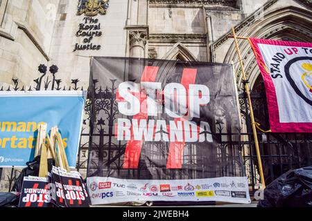 London, Großbritannien. 05. September 2022. Während der Demonstration wird das Transparent „Stop Ruanda“ gesehen. Protestierende für Flüchtlinge versammelten sich vor den königlichen Gerichtshöfen, als eine Klage vor dem Obersten Gerichtshof gegen die Entsendung von Flüchtlingen nach Ruanda erhoben wurde. Protestierende für Flüchtlinge versammelten sich vor den königlichen Gerichtshöfen, als eine Klage vor dem Obersten Gerichtshof gegen die Entsendung von Flüchtlingen nach Ruanda erhoben wurde. (Foto: Vuk Valcic/SOPA Images/Sipa USA) Quelle: SIPA USA/Alamy Live News Stockfoto