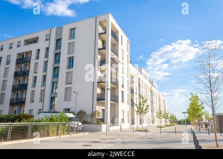 Heidelberg, Deutschland: 12. September 2022: Wohnumfeld mit modernem Wohnen in der Bahnstadt, einem Passivhaus-Entwicklungsgebiet in Heidelberg, Germ Stockfoto