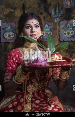 Konzept Agomoni schießen, indische Frauen mit einem Boron Dala..Es wird in erster Linie verwendet, um zu segnen Stockfoto