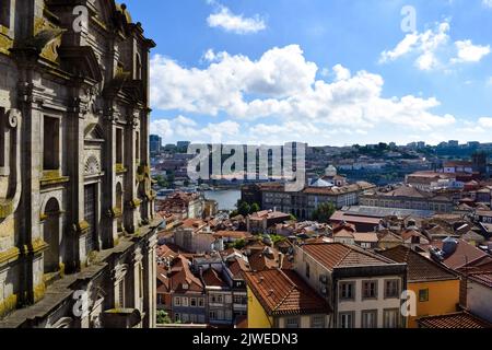 Teilansicht der Kirche San Lorenzo dos Grilos und Stadtbild, Porto, Portugal Stockfoto