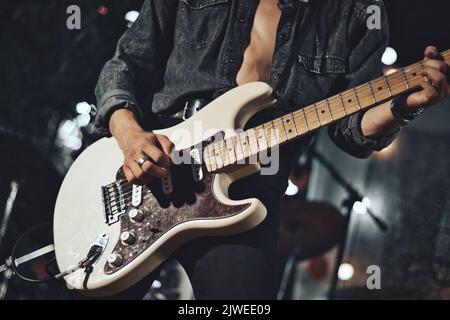 Nahaufnahme des Rockmusiker-Gitarristen, der auf der Bühne die E-Gitarre spielt Stockfoto