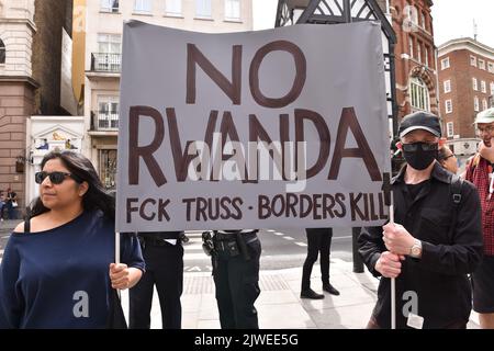 London, England, Großbritannien. 5. September 2022. Während der Demonstration halten die Demonstranten ein Transparent mit der Aufschrift „kein Ruanda“. Demonstranten versammelten sich am ersten Tag einer Klage vor dem Obersten Gerichtshof wegen des Abkommens von Ruanda, nach dem das Vereinigte Königreich Asylbewerber zwangsweise nach Ruanda entsenden würde, vor den königlichen Gerichtshöfen. (Bild: © Thomas Krych/ZUMA Press Wire) Stockfoto