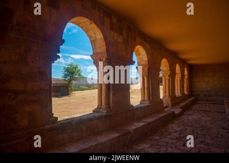 Atrium der Kirche Santa Maria de Tiermes. Montejo de Tiermes, Provinz Soria, Castilla Leon, Spanien. Stockfoto