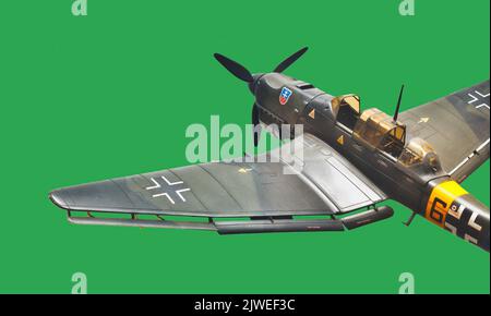 Ein Plastikmaßstab-Modell eines deutschen Junkers JU 87 Stuka Tauchbombers vor einem reinen grünen Bildschirmhintergrund Stockfoto