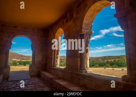 Atrium der Kirche Santa Maria de Tiermes. Montejo de Tiermes, Provinz Soria, Castilla Leon, Spanien. Stockfoto