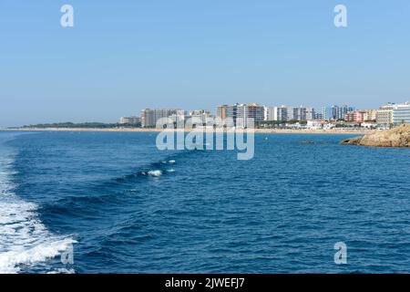 Costa Brava Küste mit Blanes Strand und Hotels in Richtung Delta des Tordera River Castle, Katalonien, Spanien. Stockfoto