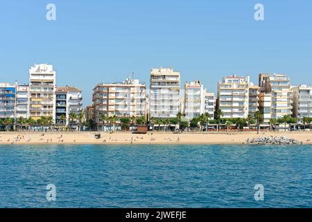 Nahaufnahme Panoramablick auf den Strand von Blanes und Küstenhotels, Costa Brava, Katalonien, Spanien. Stockfoto
