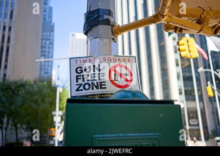 New York, NY, USA - 5. September 2022: Ein Schild im Times Square-Bereich, das darauf hinweist, dass das Tragen von Waffen auf dem Times Square verboten ist Stockfoto