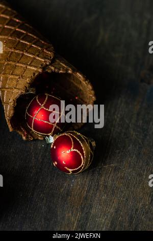 Ansicht eines konzeptuellen Eiskegels mit Weihnachtskugeln von oben Stockfoto