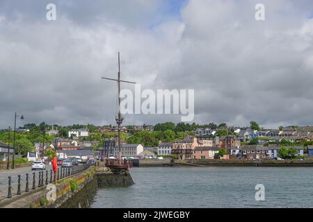 Kinsale, Co. Cork, Irland: Nachbau eines Mastes aus einer spanischen Galeone am Kai mit Blick auf Kinsale Harbour. Errichtet 2001. Stockfoto