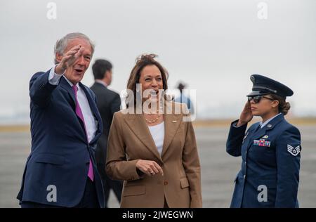 Boston, USA, 5. September 2022. Die US-Vizepräsidentin Kamala Harris reagiert, als sie von Senator Ed Markey (D-MA) begrüßt wird, nachdem sie am internationalen Flughafen Boston Logan vor der Teilnahme am jährlichen Greater Boston Labor Council Breakfast am Montag, dem 5. September 2022, angekommen ist. Foto von Amanda Sabga/Pool/ABACAPRESS.COM Stockfoto