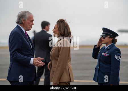 Boston, USA, 5. September 2022. Senator Ed Markey (D-MA) begrüßt die US-Vizepräsidentin Kamala Harris, als sie am internationalen Flughafen Boston Logan eintrifft, bevor sie am Montag, dem 5. September 2022, am jährlichen Greater Boston Labour Council Breakfast teilnimmt. Foto von Amanda Sabga/Pool/ABACAPRESS.COM Stockfoto