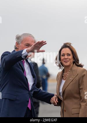 Boston, USA, 5. September 2022. Senator Ed Markey (D-MA) begrüßt die US-Vizepräsidentin Kamala Harris, als sie am internationalen Flughafen Boston Logan eintrifft, bevor sie am Montag, dem 5. September 2022, am jährlichen Greater Boston Labour Council Breakfast teilnimmt. Foto von Amanda Sabga/Pool/ABACAPRESS.COM Stockfoto