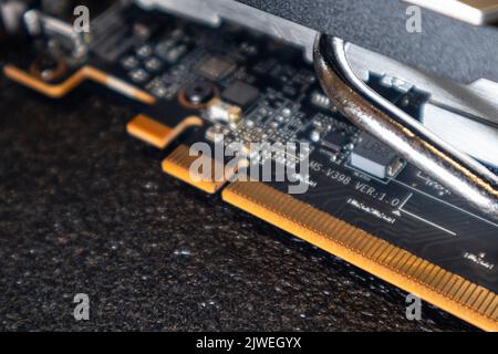 GPU-Grafik oder Grafikkarte elektrische Kontakte auf einem Chip Nahaufnahme auf schwarz, PC-Hardware-Elektronik Details, Komponenten von leistungsstarken Computer Stockfoto