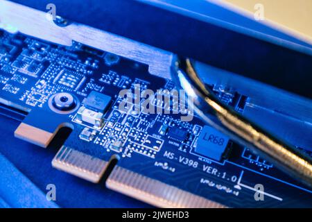 GPU-Grafik oder Grafikkarte elektrische Kontakte Chip close-up in blauem Licht, PC-Hardware-Elektronik Details, Komponenten von leistungsstarken Computer Stockfoto