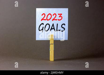 Symbol für 2023 Tore. Weißes Papier mit den Worten 2023 Tore, Clip auf Holz Wäschestift. Schöne graue Tabelle grauen Hintergrund. Business- und 2023-Ziele-Konzept Stockfoto