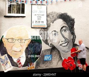 Paul Cable, Zeitungsredaktion und lokaler Künstler von Abergavenny, steht neben einem Wandgemälde, das er in der Stadt gemalt hat, mit Kapitän Sir Tom Moore und Dame Vera Lynn. Stockfoto