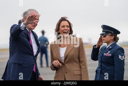 Boston, Usa. 05. September 2022. Die US-Vizepräsidentin Kamala Harris reagiert, als sie von Senator Ed Markey (D-MA) begrüßt wird, nachdem sie am internationalen Flughafen Boston Logan vor der Teilnahme am jährlichen Greater Boston Labor Council Breakfast am Montag, dem 5. September 2022, angekommen ist. Foto von Amanda Sabga/Pool/Sipa USA Credit: SIPA USA/Alamy Live News Stockfoto