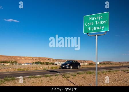 Montezuma Creek, Utah - Utah State Highway 162, der durch die Navajo Nation führt, wird als Navajo Code Talker Highway bezeichnet. Navajo-Codegesprächs s Stockfoto