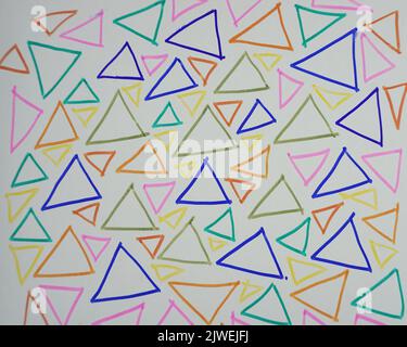 Üben Sie das Zeichnen farbiger Linien mit dem copic-Marker und handgemalten kreativen Malern Zeichnen von farbenfrohen geometrischen Formen Dreiecksmuster Stockfoto
