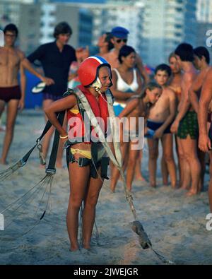 TELEPARACAIDISMO EN LA PLAYA - FOTO AÑOS 60. Lage: AUSSEN. Benidorm. Alicante. SPANIEN. Stockfoto