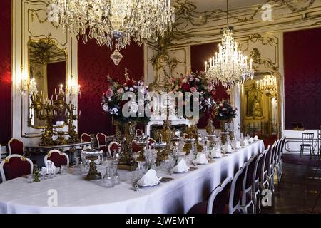 WIEN, ÖSTERREICH - 15. MAI 2019: Dies ist der Dinnerraum in den Kaiserappartements der Hofburg. Stockfoto